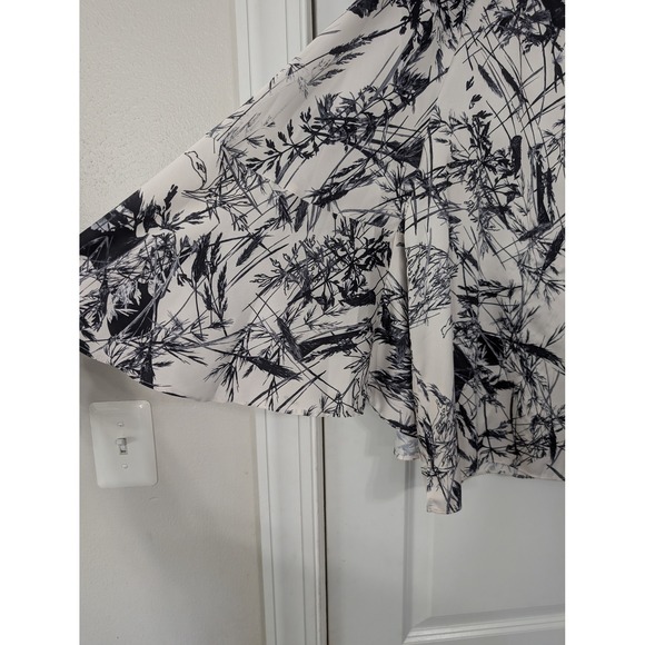 Joseph Ribkoff Blouse Black‎ White Abstract Floral Print Bell Sleeve Top size 2 - Picture 6 of 9